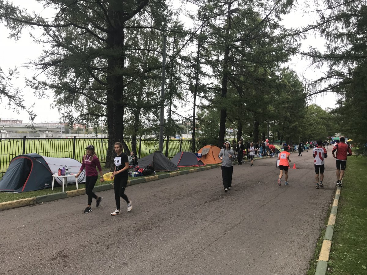 🏵Дождь, ветер, холод и темнота этим людям нипочем! На Лиственничной аллее завершился традиционный сверхмарафон по бегу 24 часа «Самопреодоление»!