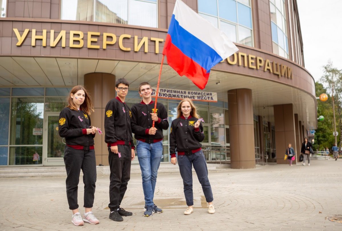 РУК провел флешмоб посвященный празднованию 350-летию Государственного флага РФ.🇷🇺