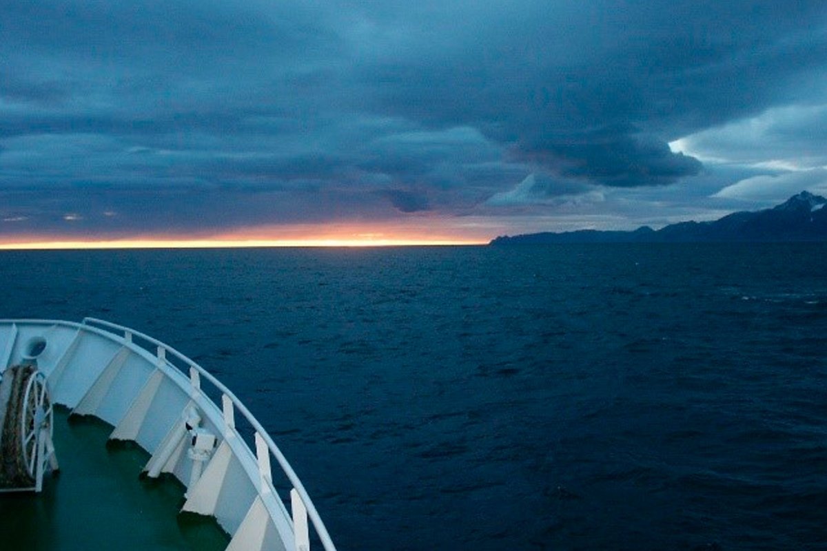 В центре Лофотенской котловины Норвежского моря существует огромный вихрь. Этот феномен является уникальной природной лабораторией для изучения вихревой динамики в океане.