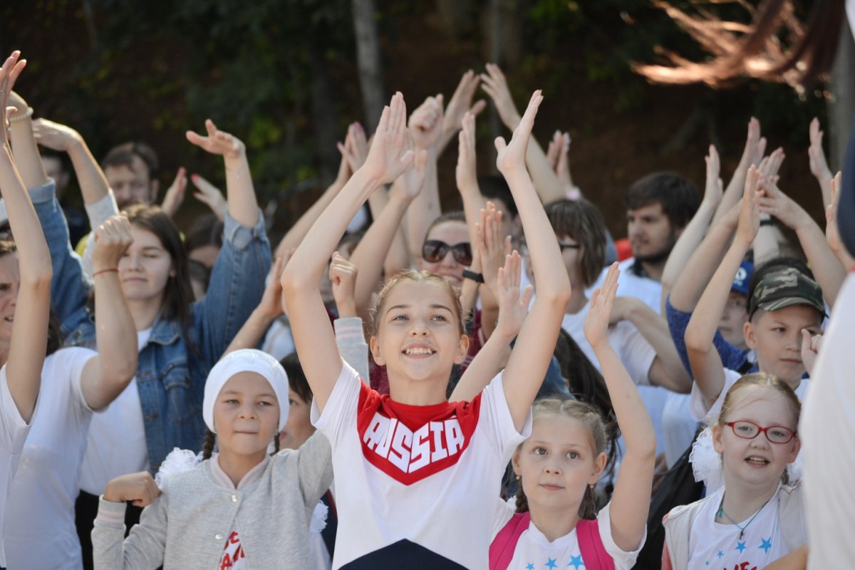 24 августа студенты, преподаватели и сотрудники Чебоксарского Политеха на Московской набережной приняли активное участие в традиционной «Зарядке со звездой», с которой в столице начался День города.