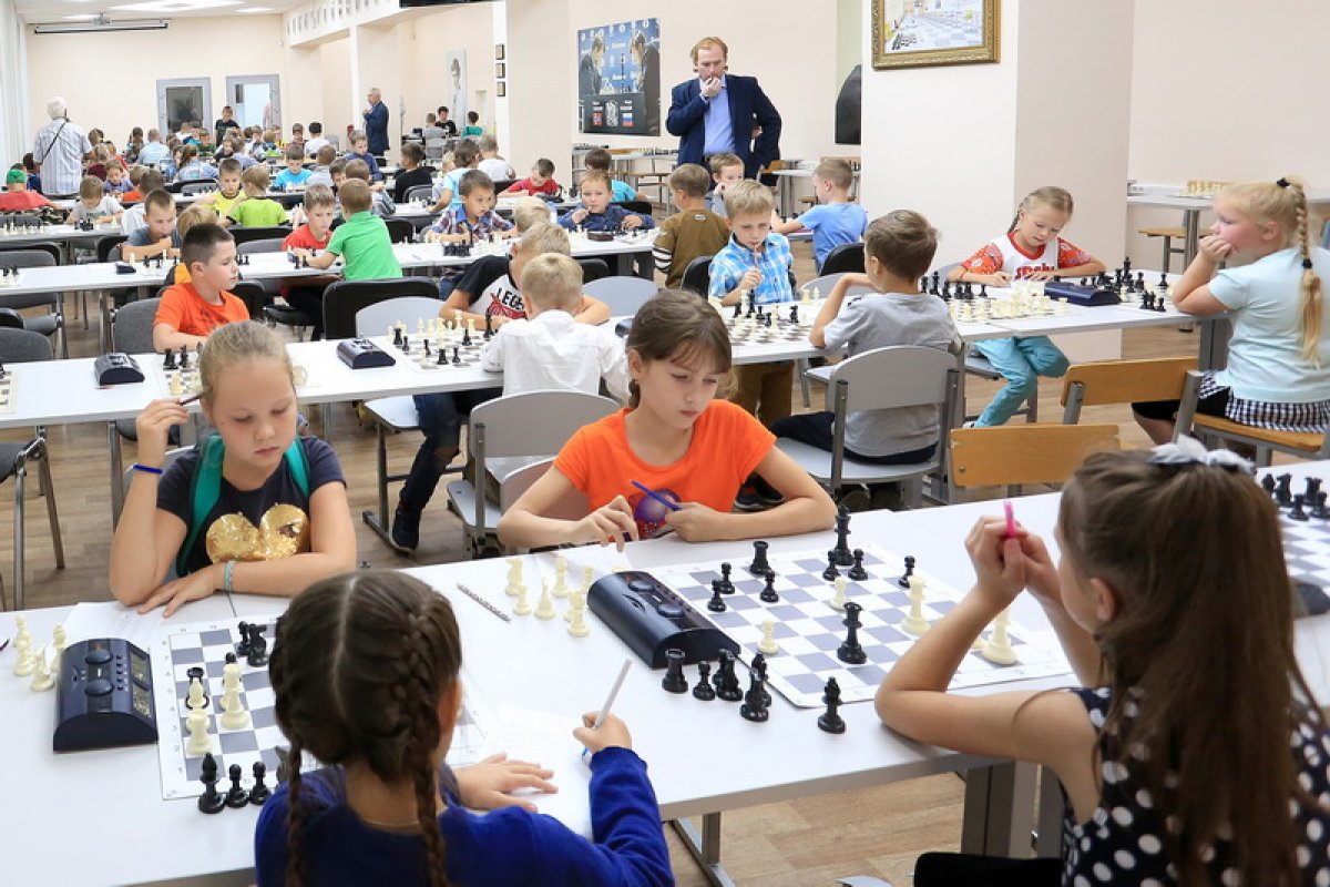 Более 120 подростков собрал турнир в Шахматной школе Сергея Карякина