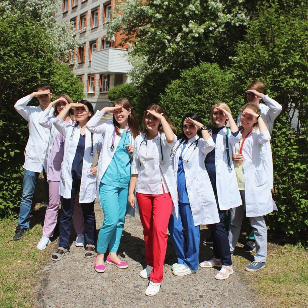 Студенты устремили взгляд вдаль, а все почему? Да, потому что на горизонте виднеется повышенная стипендия! Скорее читайте, что необходимо и собирайте документы 😃