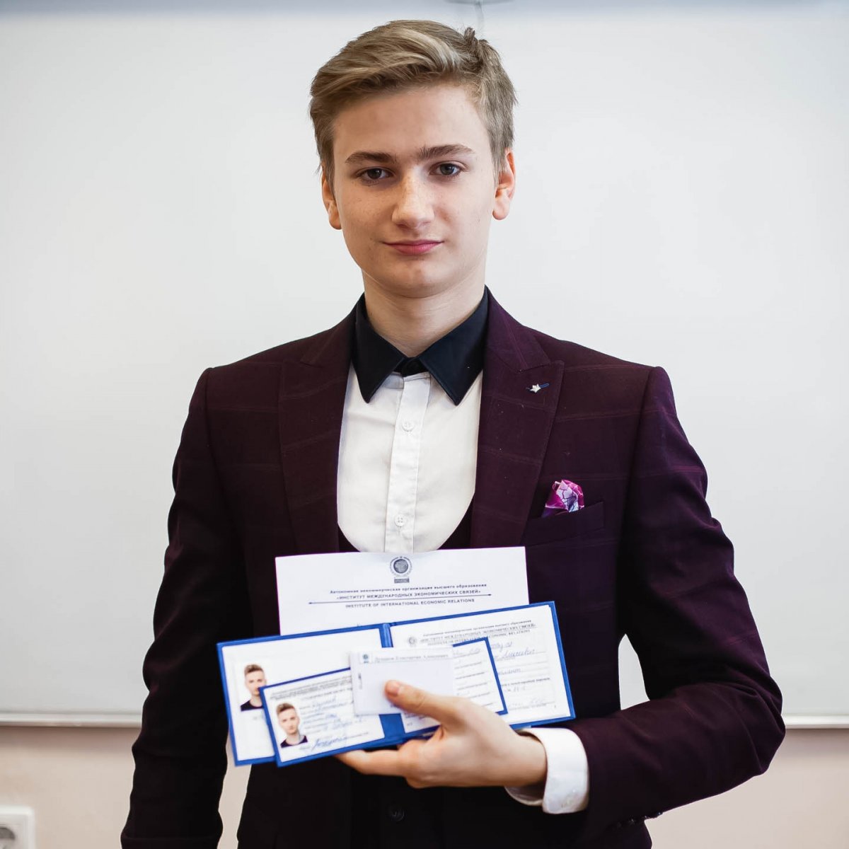 Не смотря на то, что праздник Первого сентября в этом году начнется чуть позже, чем обычно, до заветного дня остается всего одна неделя! Мы публикуем всю информацию о торжественном мероприятии «День первокурсника»👇