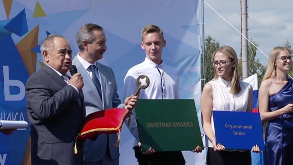 Внимание, первокурсники! Завтра у вас по институтам пройдёт вручение студенческих и зачёток