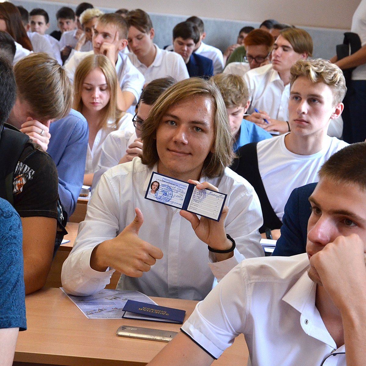 Сегодня первокурсникам вручили студенческие билеты и зачетные книжки. Деканы факультетов рассказали важную информацию о дальнейшем обучении. Подробности - в нашем фотоотчете 📸 Сегодня первокурсникам вручили студенческие билеты и зачетные книжки. Деканы факультетов рассказали важную информацию о дальнейшем обучении. Подробности - в нашем фотоотчете 📸