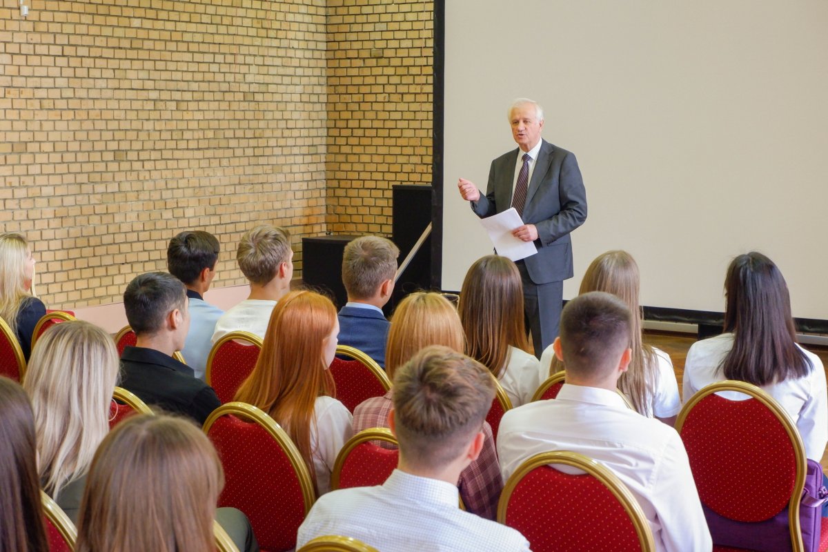 👨‍🎓 Выбирая, к кому отправиться на вручение студенческих билетов, мы решили поддержать самых маленьких. Вернее, самый малочисленный факультет университета, при этом единственный такой среди всех аграрных вузов России!