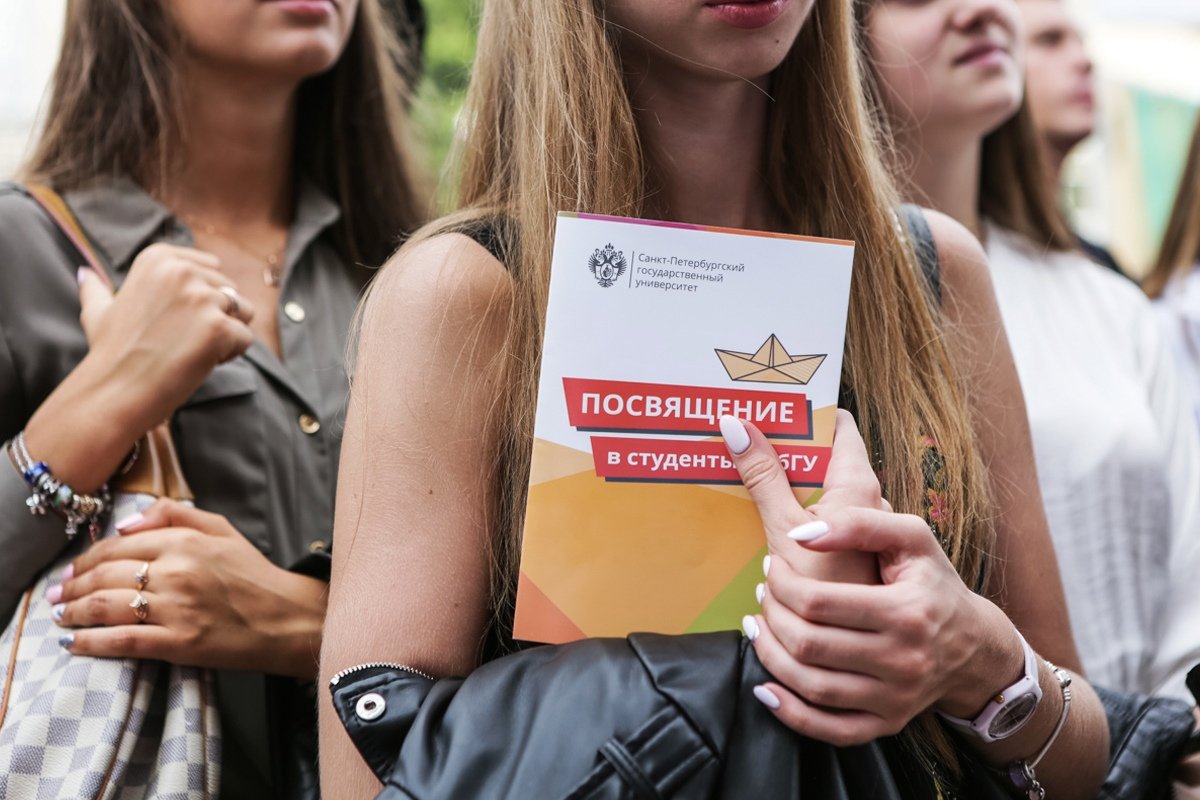 Какие стипендии можно получать в Университете, как стать слушателем онлайн-курсов и что нужно для участия в программах академической мобильности ― поможет разобраться памятка первокурсника