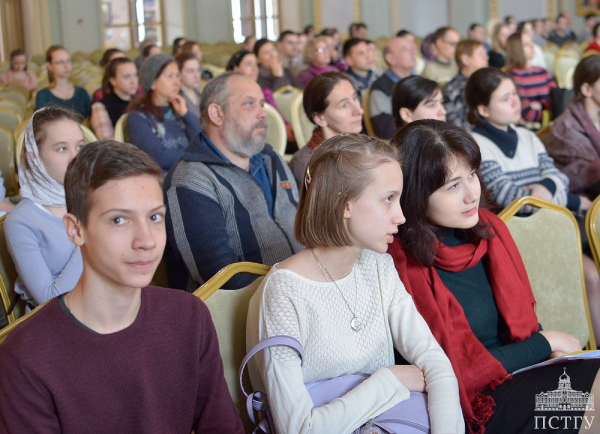 "Раздумываю сейчас, не выбрать ли направление "теология" в вузе. Хотелось узнать, по окончании обучения какие есть перспективы в плане трудоустройства? Кем идут работать теологи?" - Савелий, г. Владимир