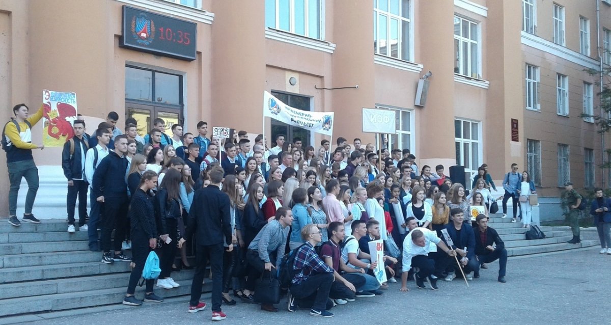 Перед Рязанским радиотехническим университетом сегодня собирались толпы молодежи. Одни быстро освобождали место перед входом, другие его занимали