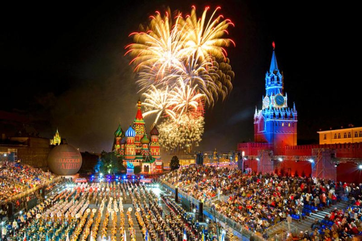 В этом году наша любимая столица 🎉празднует🎉 872-летие, но День рождения Москва стала отмечать не сразу. На постоянной основе проводить торжества 7 сентября начали только с 1986 года. Расскажем, как культурно отметить День города в выходные.