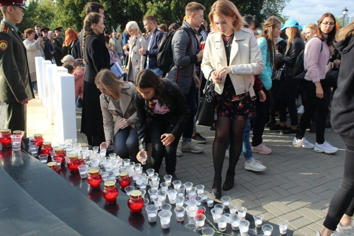 Акция в память о погибших в Беслане объединила более 400 человек