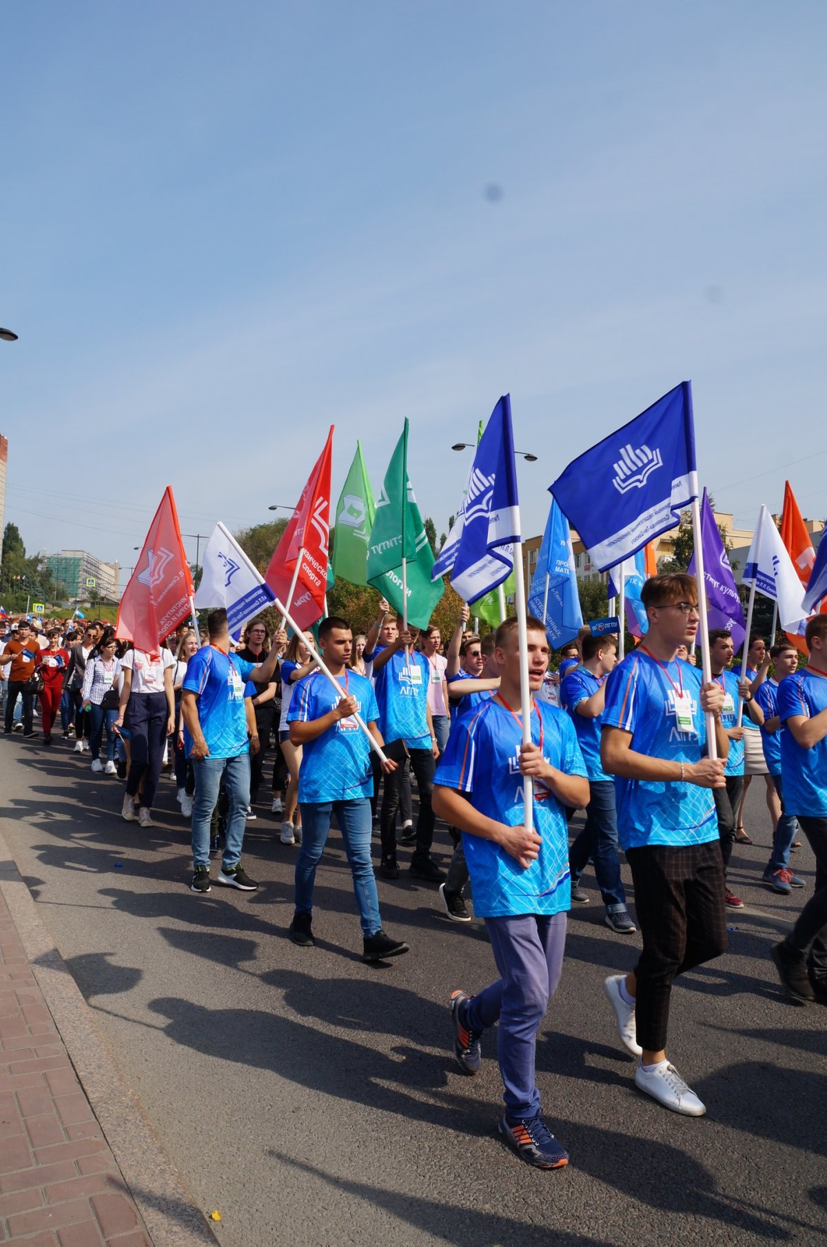 Все первокурсники города вместе — это парад студенчества! Прямо сейчас на Городище студенты ЛГПУ скандируют: «Пед — лучший университет!» Смотрите