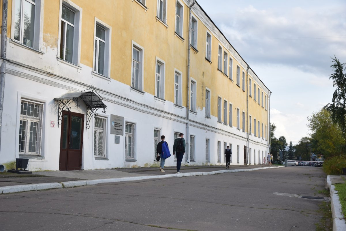 Входная группа административного корпуса ВоГУ закрывается на ремонт