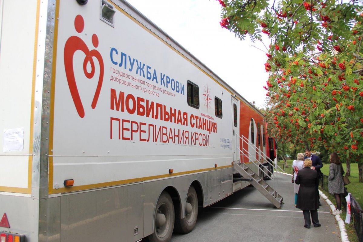 В эти минуты стартовала работа мобильной станции переливания крови перед главным корпусом. Сегодня до 13 часов в пункте ждут желающих проверить свою кровь на возможность донорства, а 11 сентября стать донором сможет любой желающий