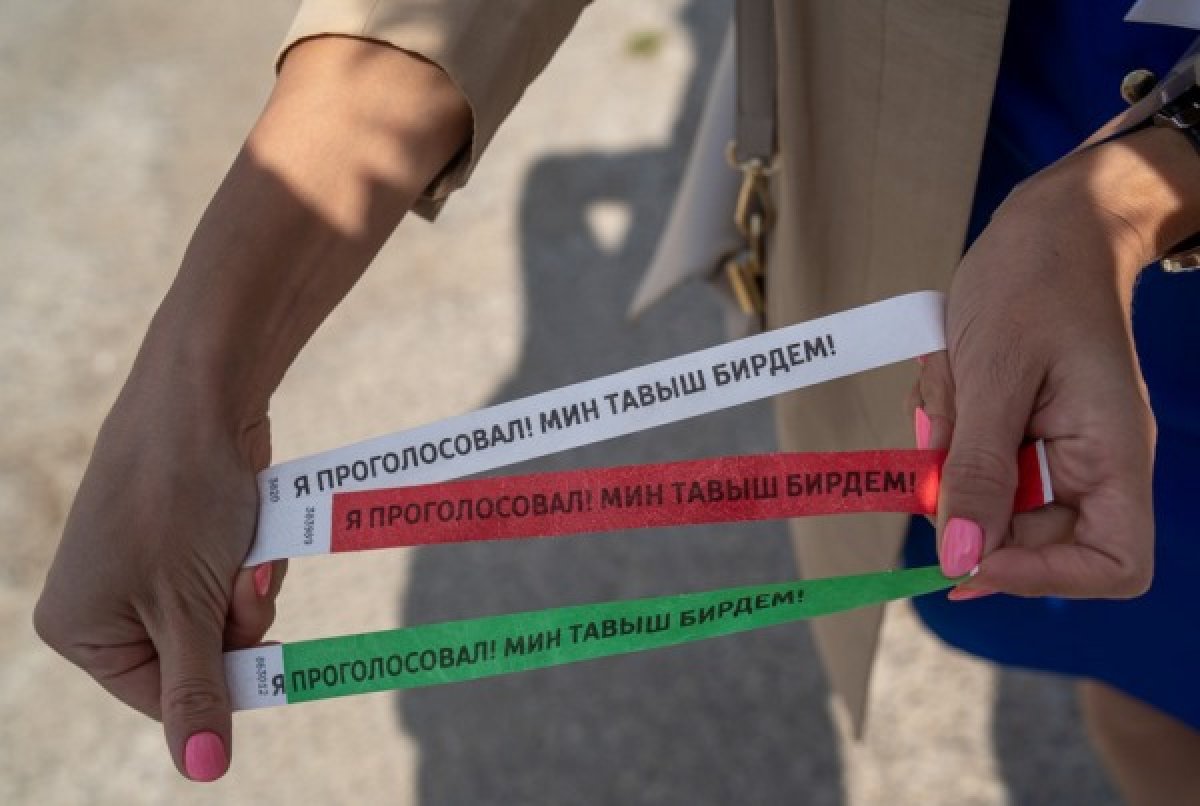 Все проголосовавшие, имеющие специальные браслеты «Я проголосовал! Мин тавыш бирдем!», 8 сентября смогут воспользоваться бесплатным проездом в городском транспорте, а также посетить концерт на «Казань Арене».