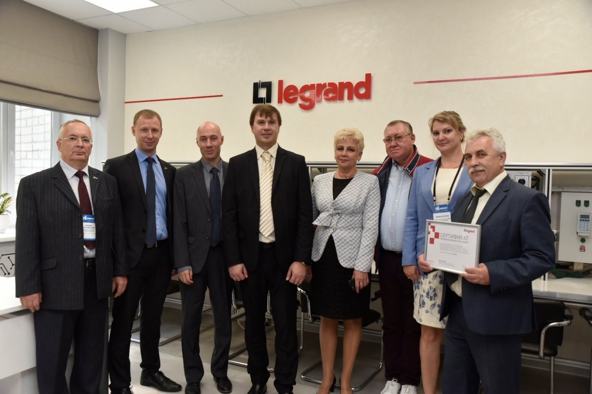 🎓 Сегодня Legrand открыл учебный класс по системам электроснабжения для студентов УлГТУ!