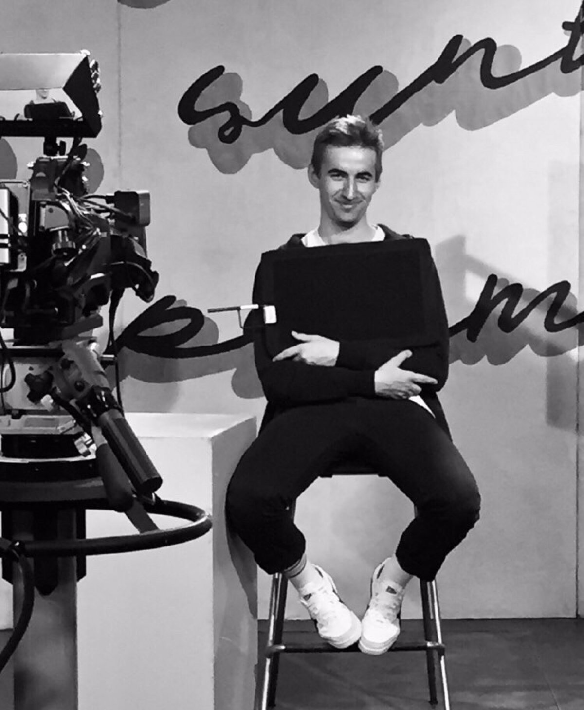 Пока ждём фотоотчет первого ток-шоу, Екатерина Свиридова, студентка продюсерского факультета, поделилась фотографиями бэкстейджа🙌🏻