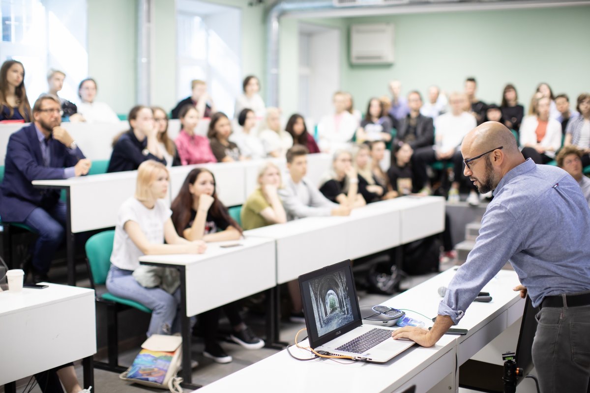 На прошлой неделе ИГУМО и МКИК посетил итальянский фотограф архитектуры Роберто Конте. Он сыграл большую роль в сохранении уникальных пакгаузов XIX века в Нижнем Новгороде.