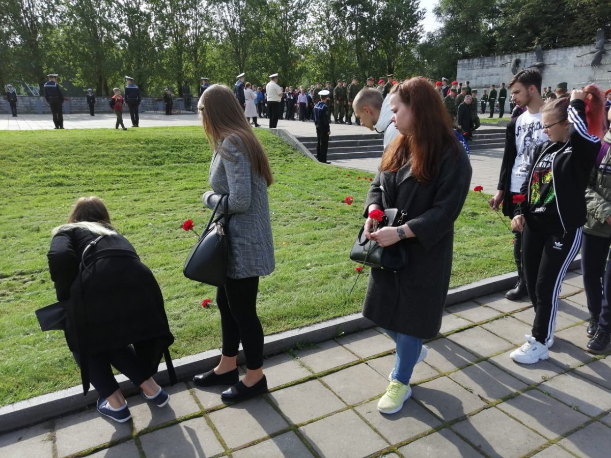 8 сентября 2019 г. студенты Санкт-Петербургской юридической академии возложили цветы на Невском воинском кладбище «Журавли» на траурно-торжественной церемонии