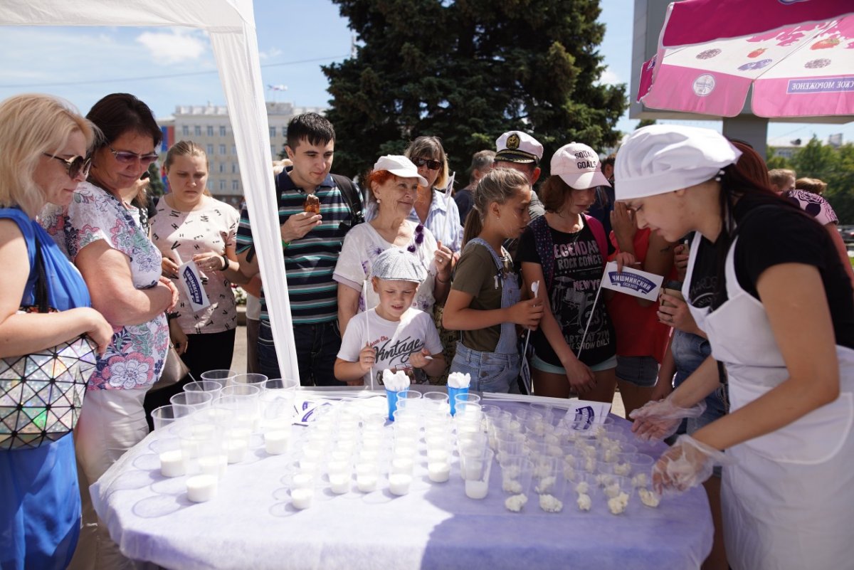 Требуются девушки на дегустацию молочной продукции с санкнижками! Работать 3 дня в неделю (среда-пятница) в течение 4 недель.