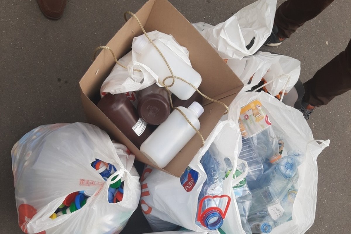 14 сентября состоялся вывоз пластика (бутылок и крышечек) и батареек на переработку. Вторичное сырье было собрано в рамках инициативы экологического сообщества