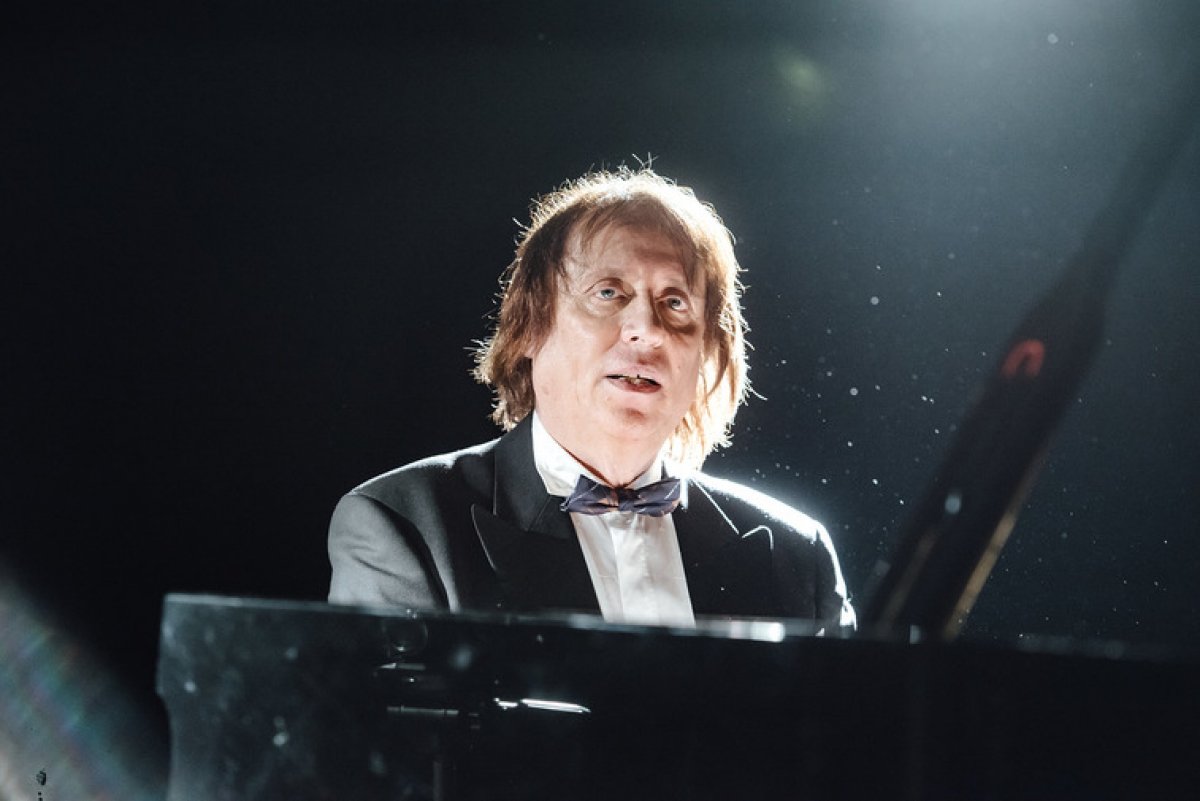 25 сентября, в День Целей устойчивого развития, в 16:00 в конференц-зале состоится концерт известного пианиста-композитора Сени Сона, профессора Барселонской академии музыки им. Пабло Казальса