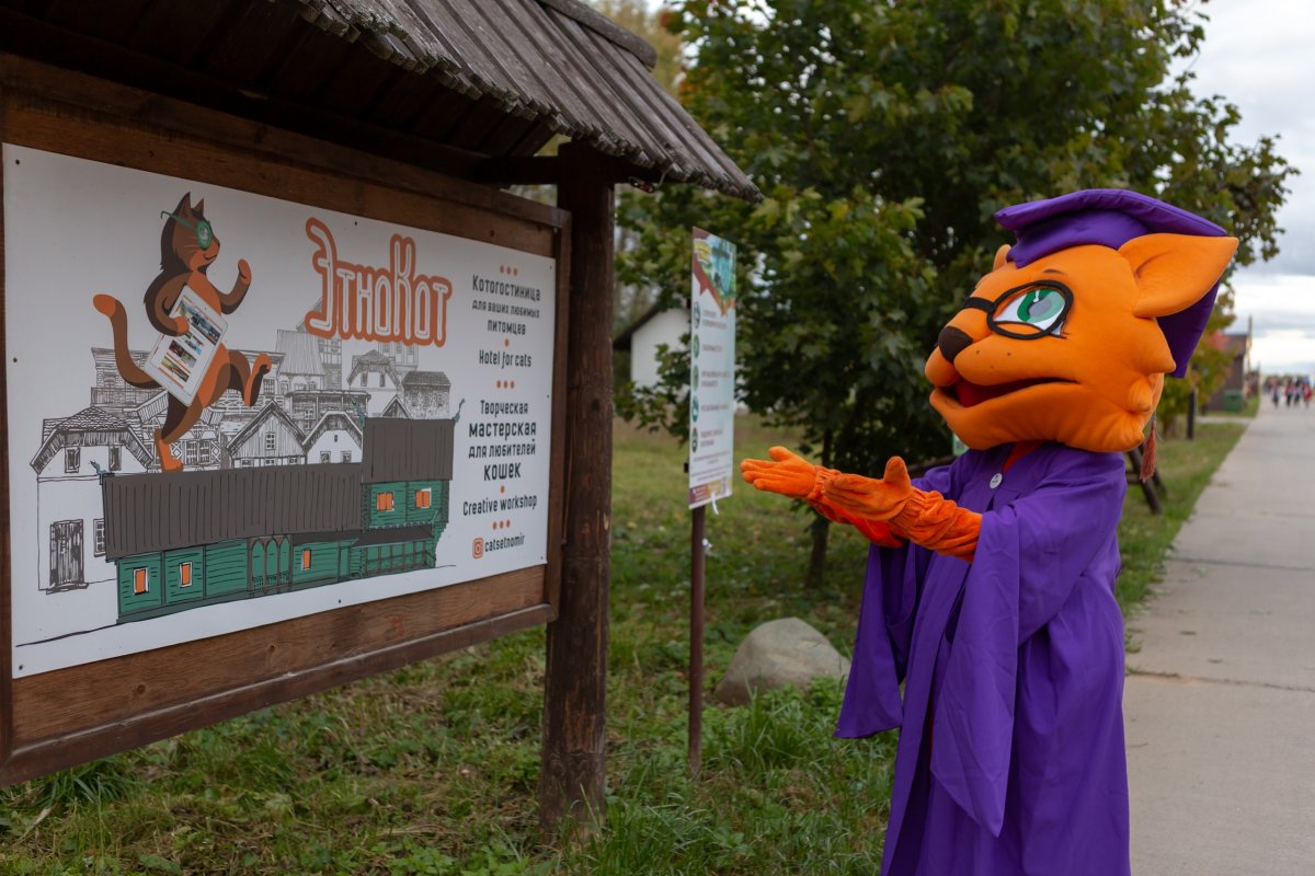 Наш РУКокот завел себе нового друга на Международном форуме «Хлеб, ты – мир», знакомьтесь – ЭтноКот!🐱