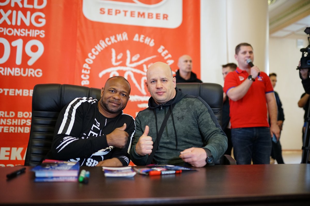 В большак на паркете известный боксер Рой Джонс раздавал автографы. Успели получить?