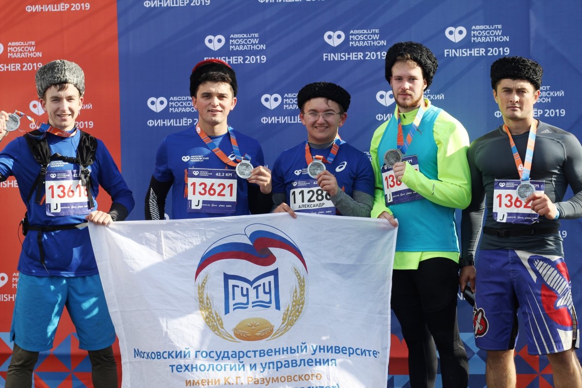 В тяжелых погодных условиях🌧 команда МГУТУ преодолела марафонскую дистанцию, и знамя казачьего университета пересекло финишную ленту через 4 часа 39 мин 47 сек✨