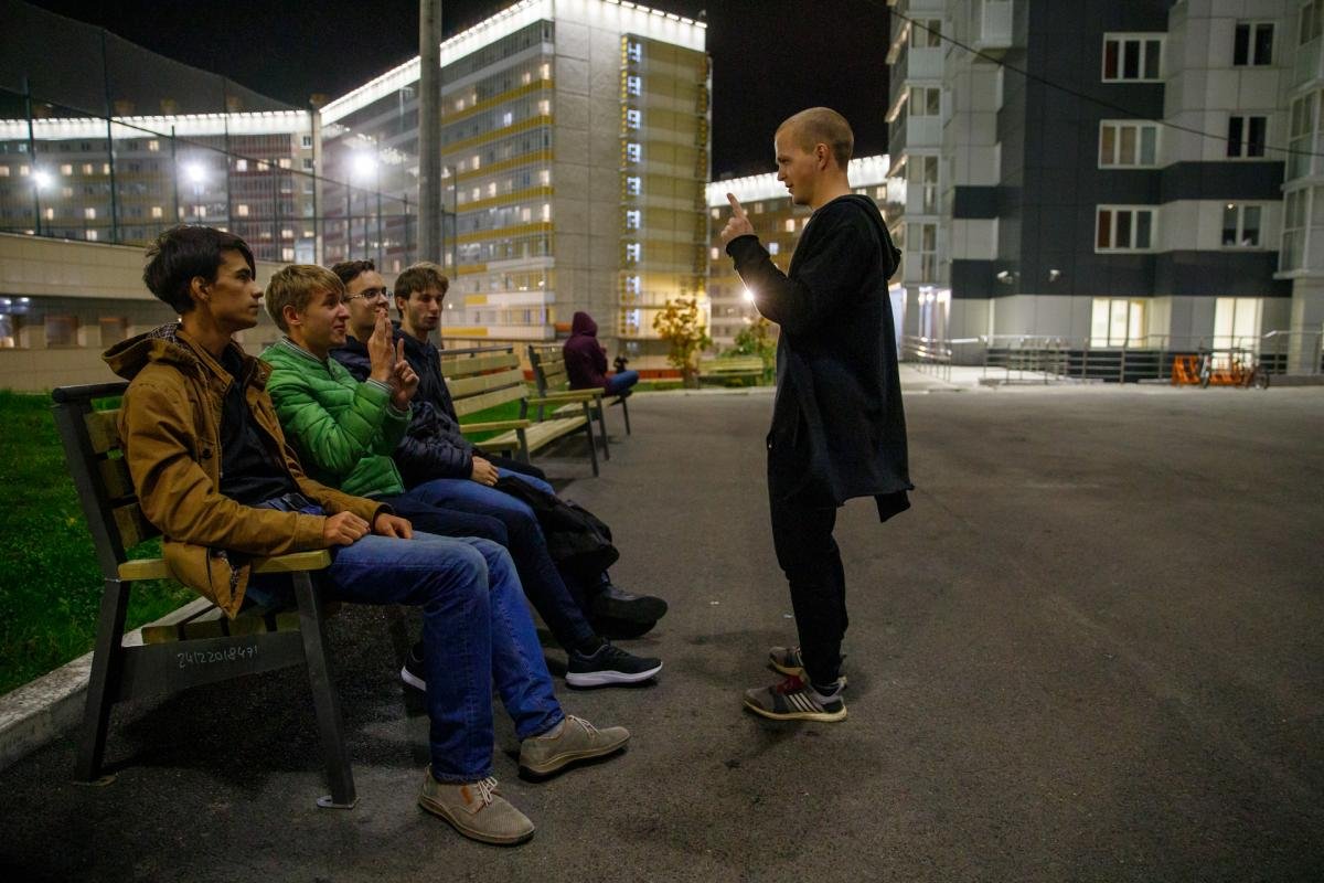 Одеваемся, собираемся, зовём одногруппников и идём гулять по кампусу. Кажется, это последний тёплый вечер 🌚