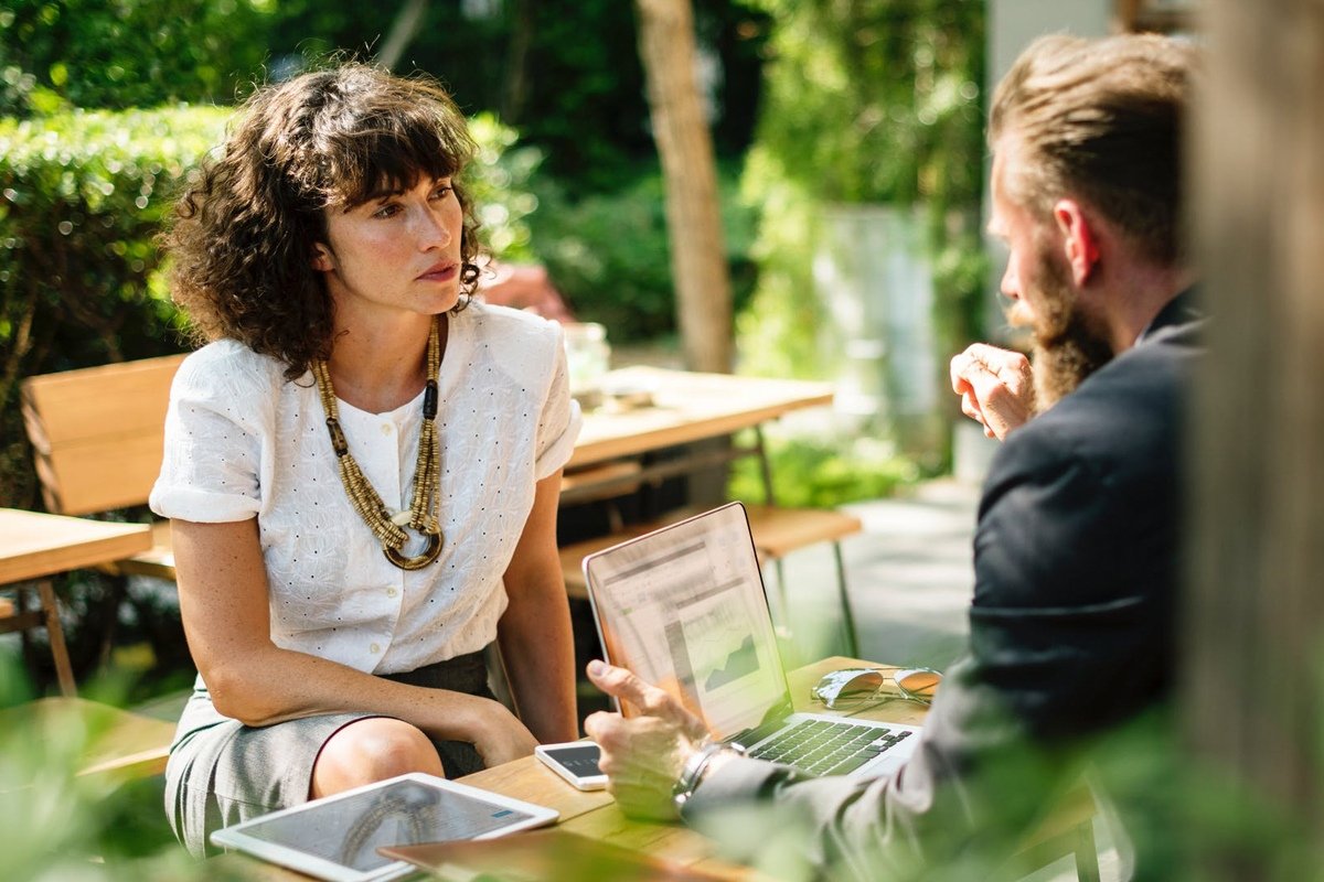 Иногда так хочется, чтобы рядом был опытный наставник, человек, который подскажет, куда идти дальше и как добиться цели, чего не стоит делать и почему, к которому можно обратиться с вопросом в этом быстром, меняющемся мире