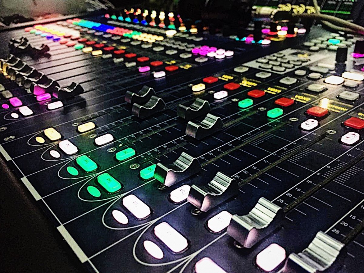 Сегодня студенты факультета звукорежиссуры сделали первое в истории многокамерной съемки на ток-шоу в ГИТРе формат объемного звучания 5.1!