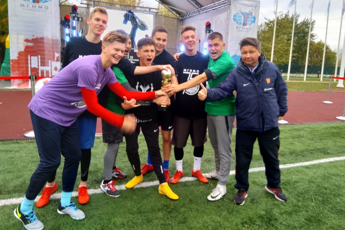 24-25 сентября на стадионе МГИМО состоялся традиционный турнир по футболу среди первокурсников, в котором приняли участие 12 команд со всех факультетов.