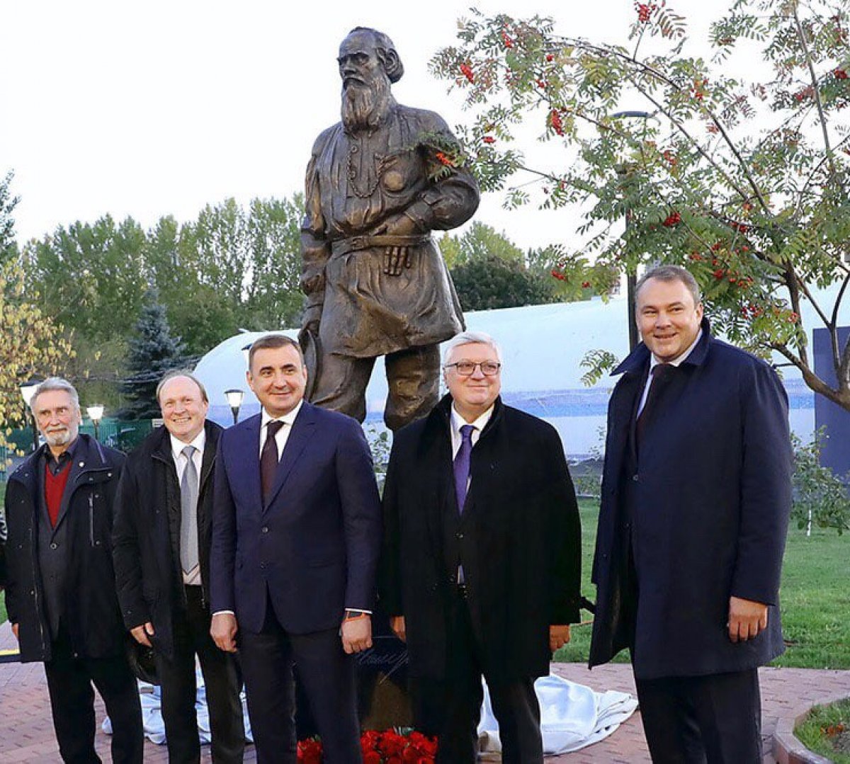 В МГИМО открыли памятник Л.Н.Толстому