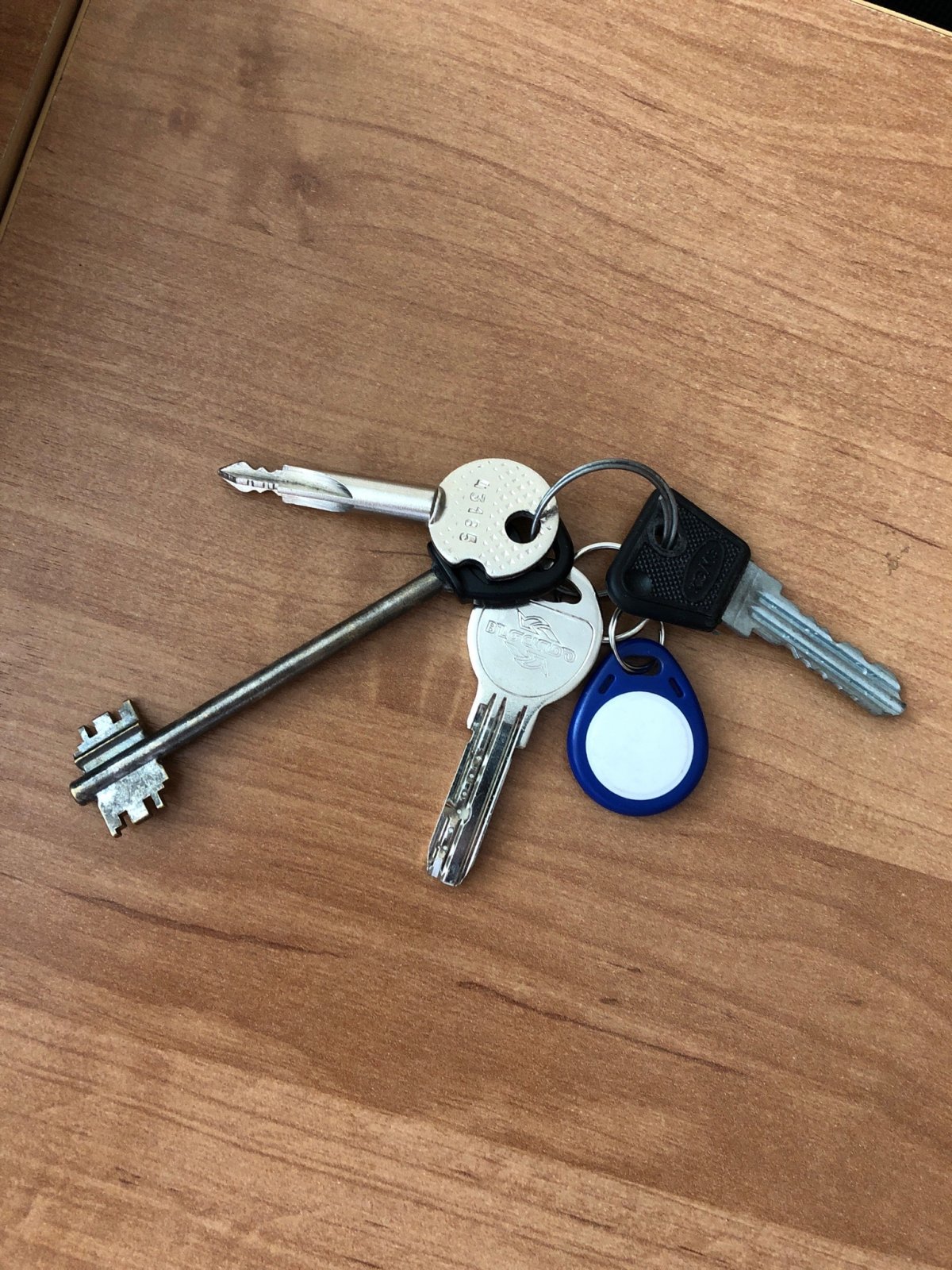 Кто потерял ключи от квартиры??? Находка лежит у Зубова Б.В. (Кабинет 201)