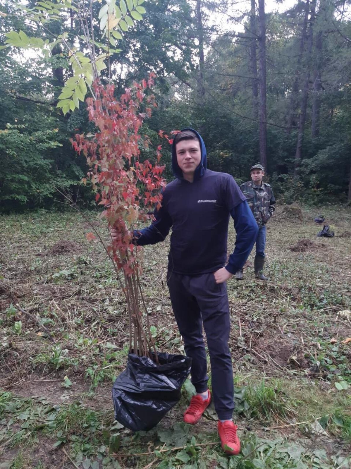 Студенты ВТТ высадили занесенные в Красную книгу деревья в парке "Дружба"