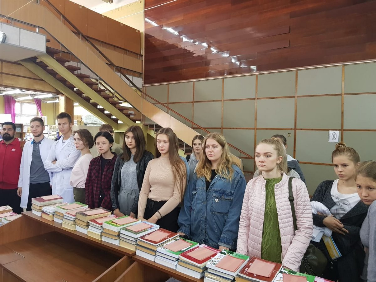 Ну что, господа-первокурсники? Успели получить учебники? 📚🔔