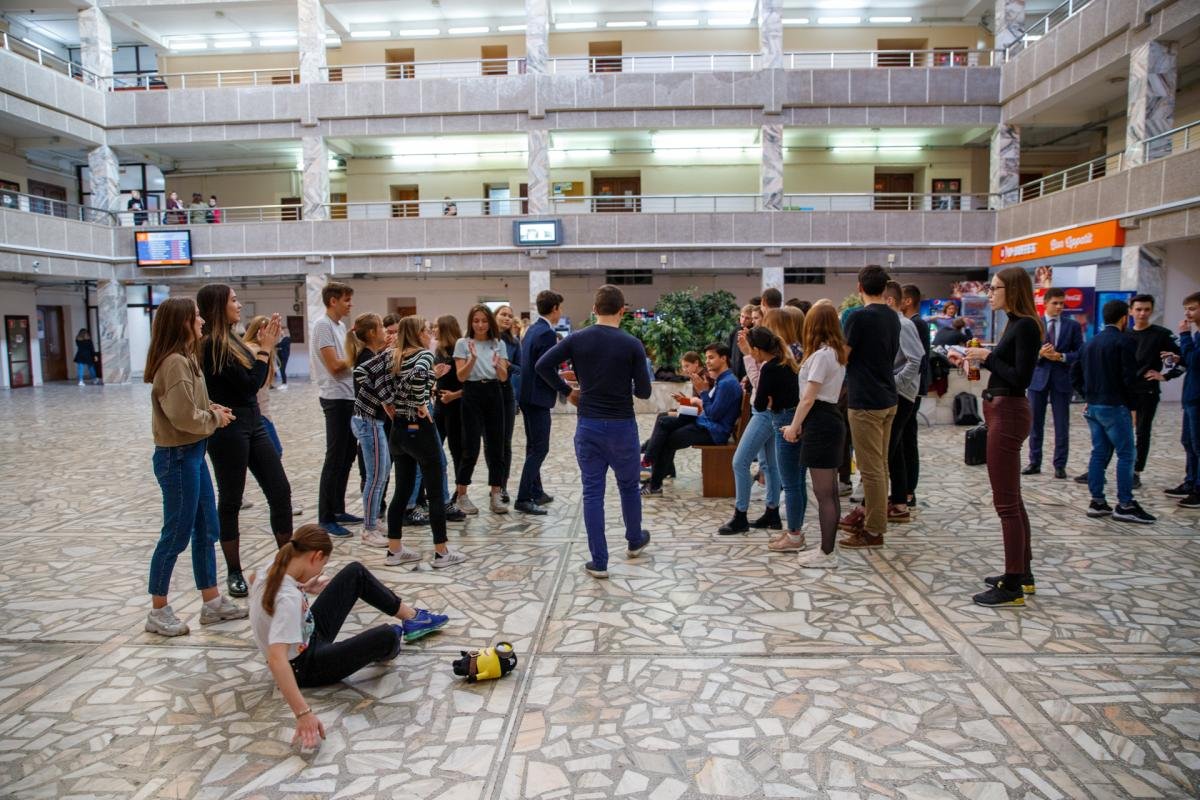 Сезон институтского уровня конкурса «Прошу слова» в самом разгаре. И если одни уже отвыступали на малой сцене, то другие ещё вовсю репетируют в корпусах. Вы только посмотрите, как ребята стараются 👇🏼