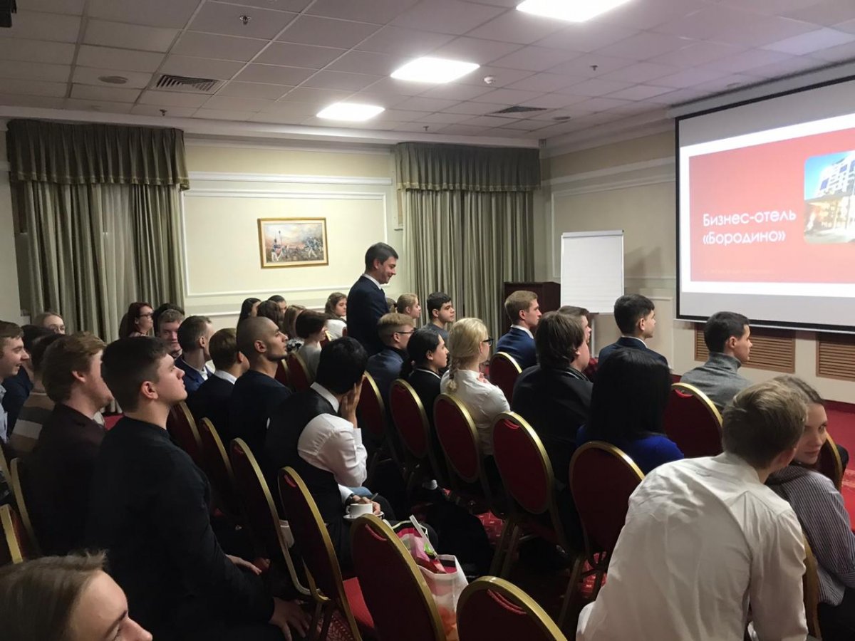 7 октября 2019 года со студентами старших курсов Московской международной академии встречался генеральный директор Бизнес-отеля «Бородино» Артур Акаов