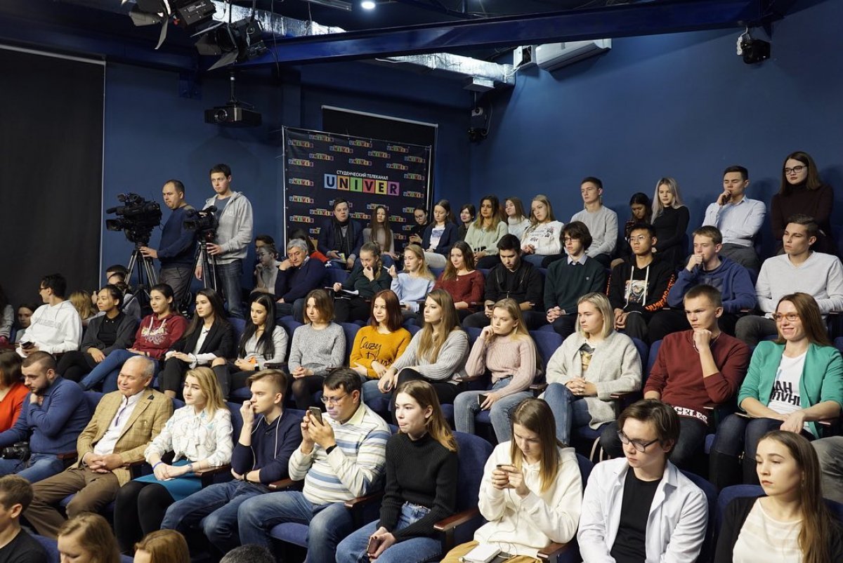 Сегодня в шоу-руме Эхо Москвы Алексея Венедиктова👏🏻 Мероприятие собрало аншлаг — на мастер-класс корифея собрались студенты-журналисты, преподаватели Высшей школы журналистики, а также представители республиканских СМИ