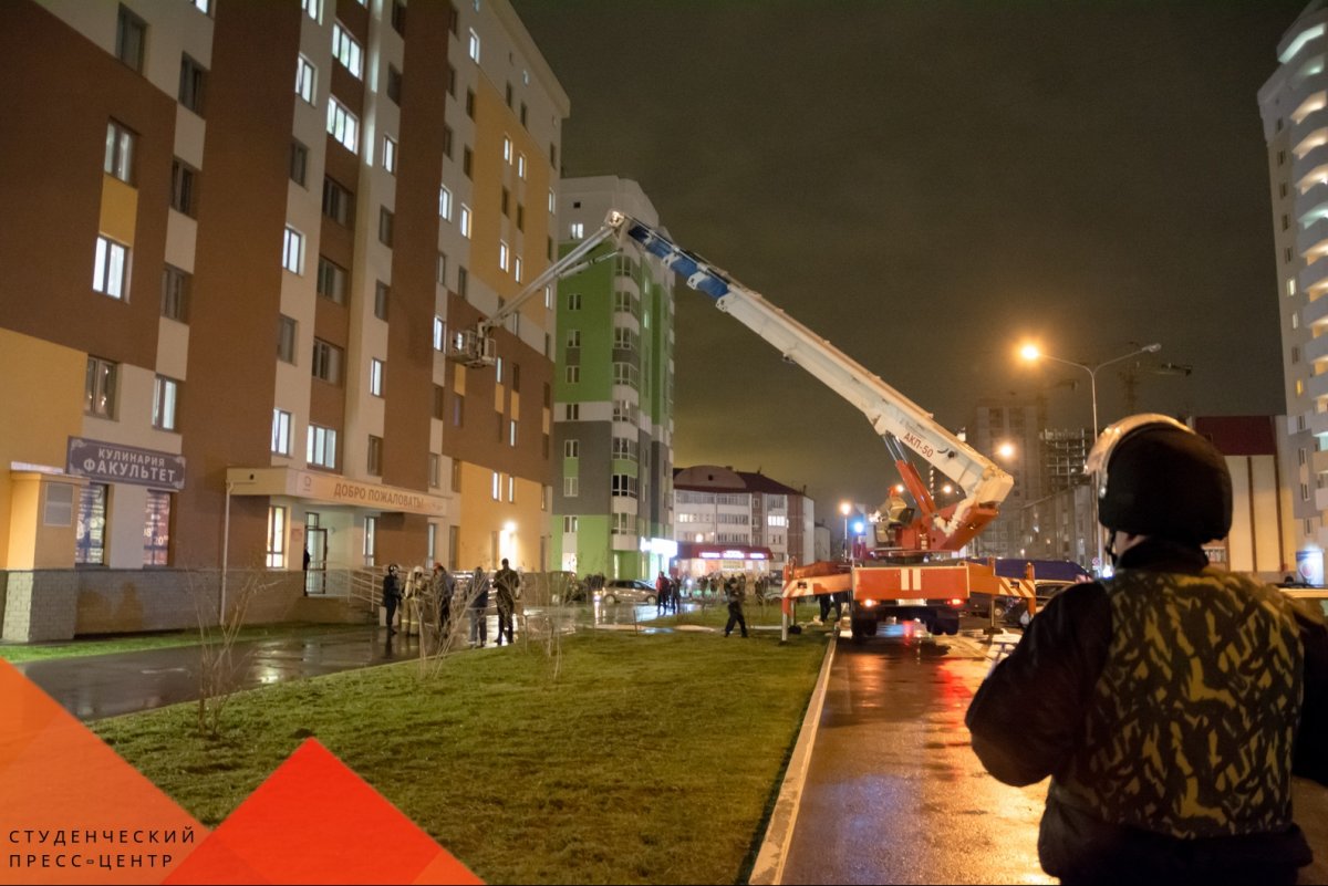 🚨Час назад в общежитии Технического Университета УГМК, расположенном по адресу ул. Орджоникидзе 16а произошло возгорание комнаты на 4 этаже.