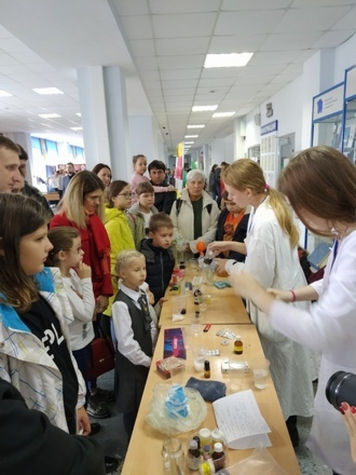 Химический вулкан, растворы-хамелеоны и многое другое продемонстрировали наши студенты гостям IX Всероссийского фестиваля NAUKA 0+🎓