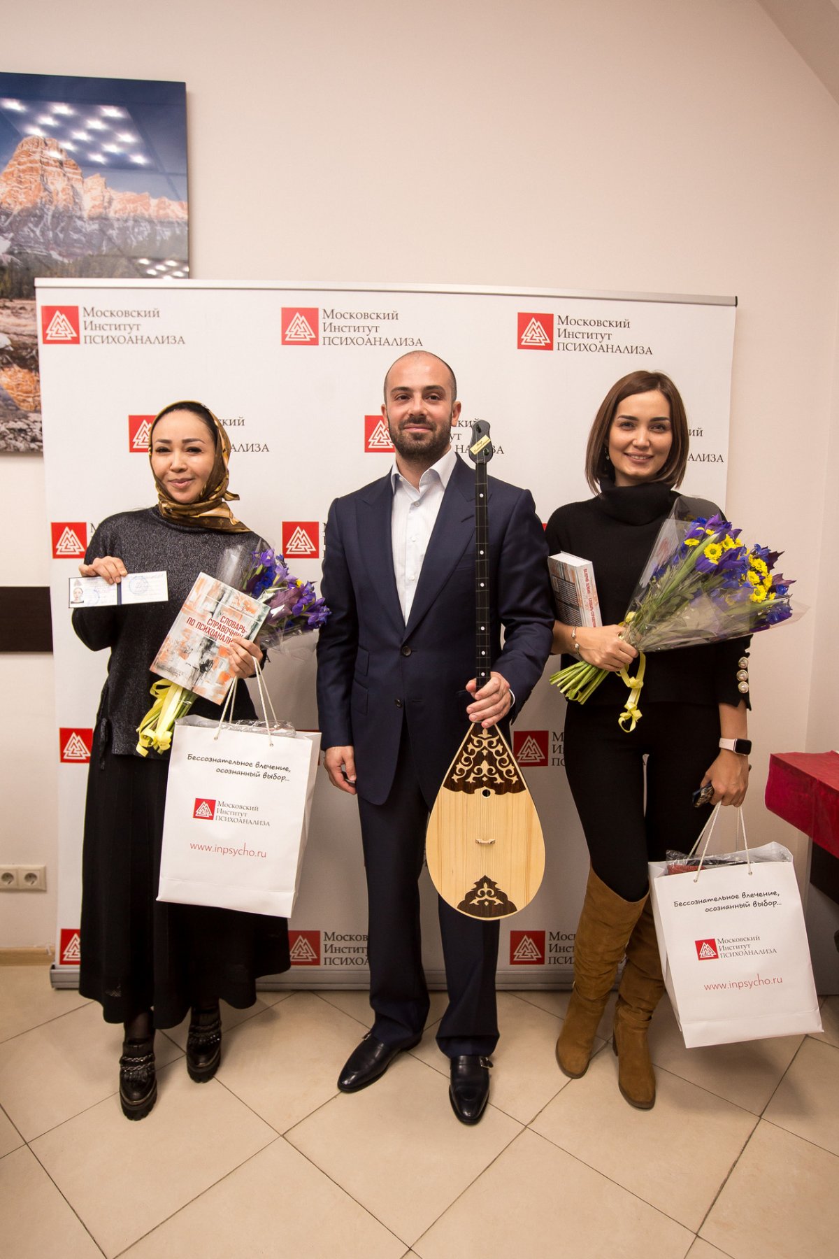 5 октября 2019 года Московский институт психоанализа посетили одни из самых известных и популярных женщин в Казахстане: киноактриса Саягуль Оразгалиева и исполнительница песен-экспромтов