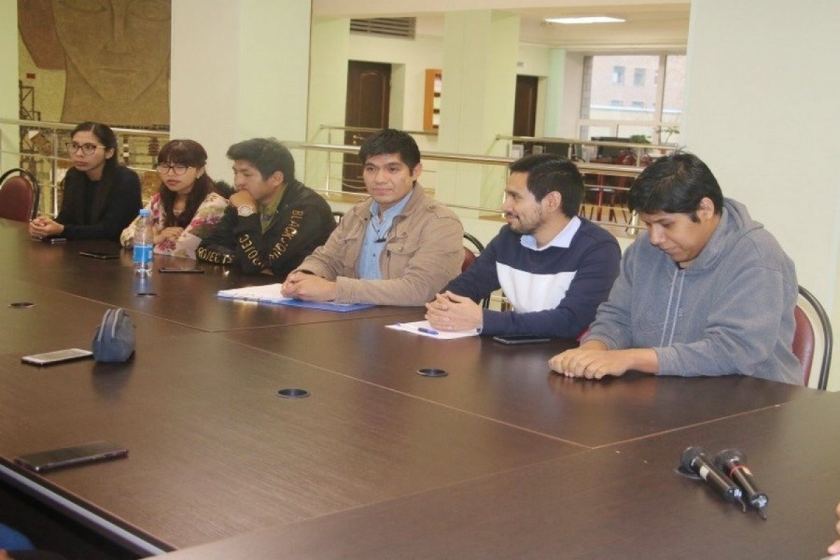 Посол Боливии в России Уго Вильярроэль Сенсано посетил НИЯУ МИФИ и встретился с боливийскими студентами университета. Они обсудили с дипломатом свое будущее трудоустройство, распространение культуры Боливии на университетских мероприятиях.