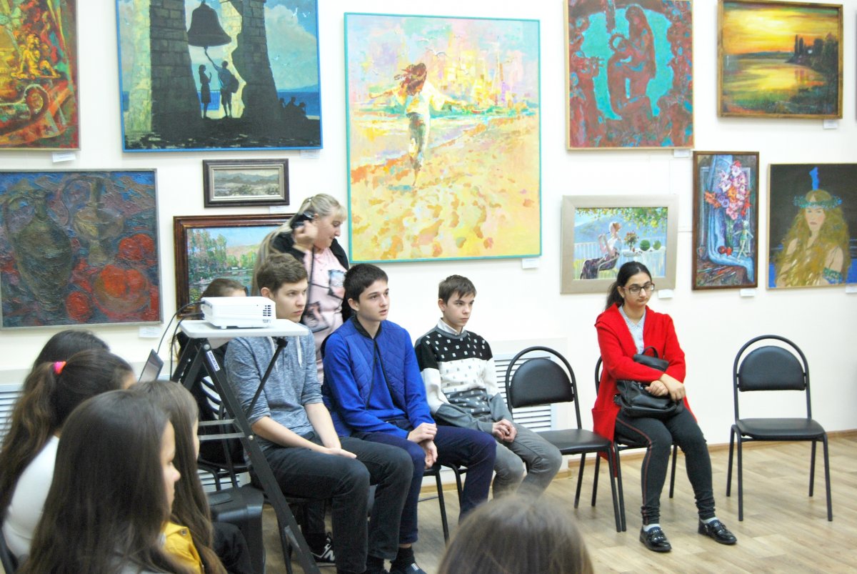 Вчера в Выставочном зале Дома Дангулова состоялась дискуссия «Читать надо много, но не многое», к участию были приглашены студенты и преподаватели ЮМТ