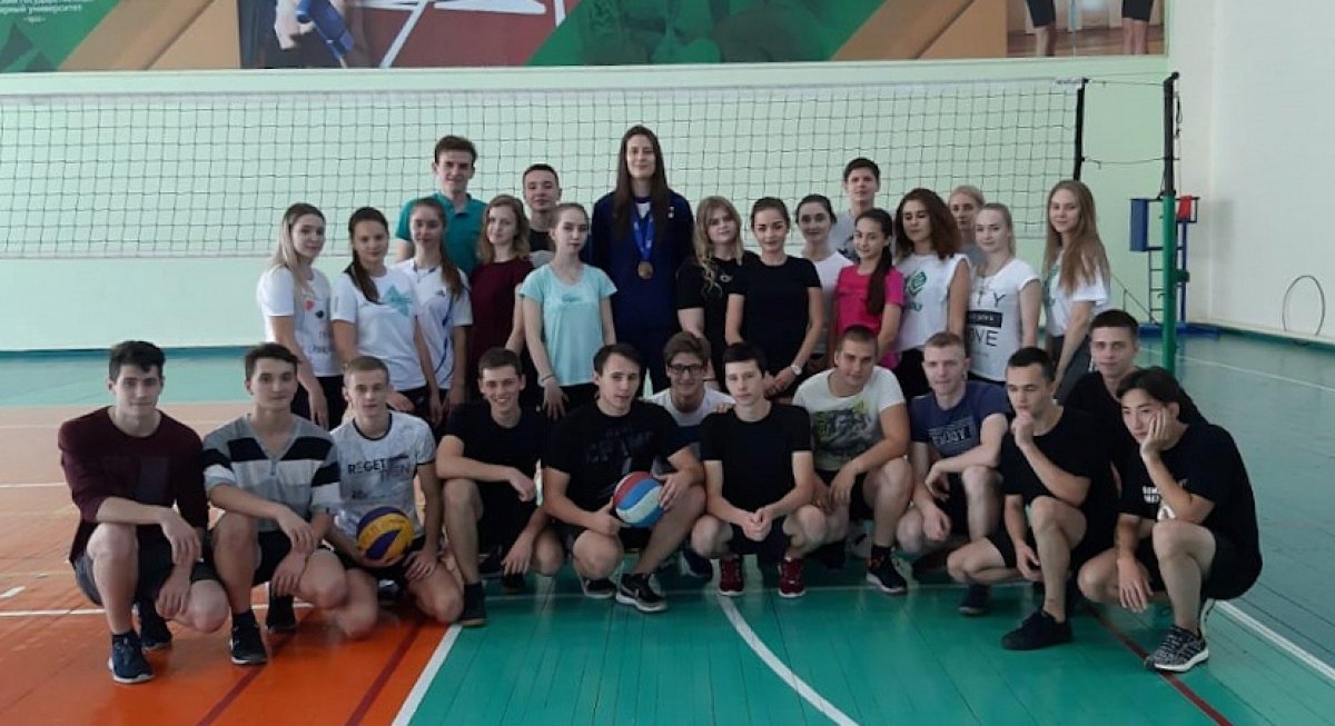🏐 Ранее мы рассказывали вам, что бронзовый призер Кубка мира по волейболу, магистрантка экономического факультета Мария Халецкая провела мастер-класс для студентов нашего вуза