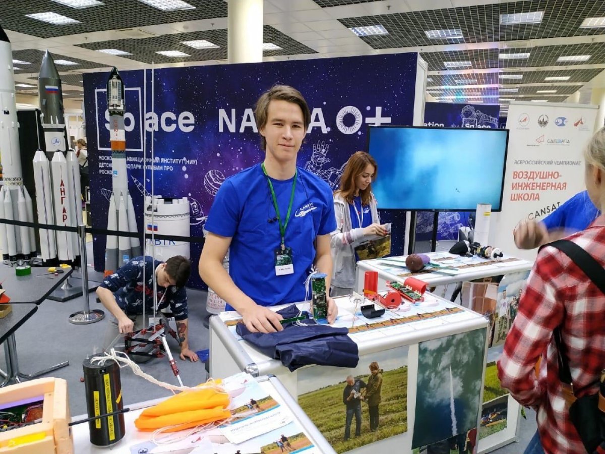 На этой неделе в Москве прошёл ежегодный фестиваль Nauka 0+. Множество организаций и университетов устраивали на нём выставки на различные тематики. Одной из них является секция Космос