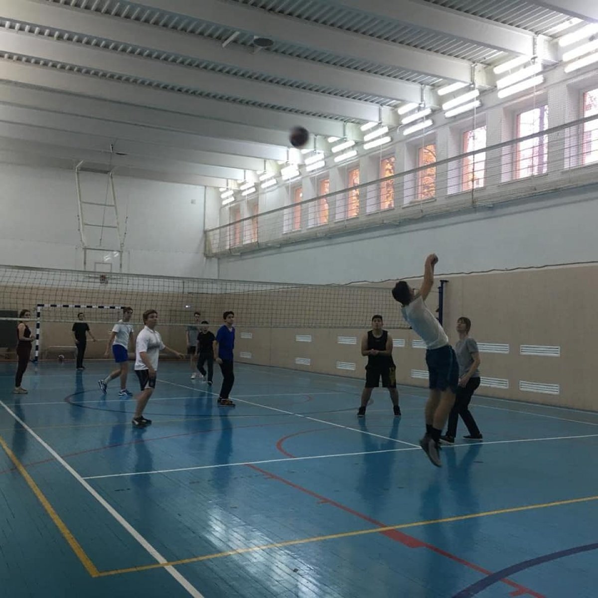 В нашем вузе состоялось первое занятие по волейболу. Ребята показали свое мастерство, и смогли хорошо провести время