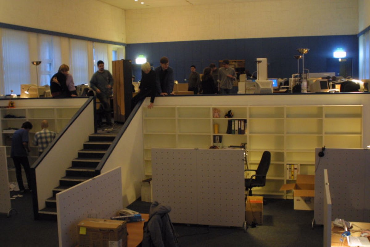 Что было раньше на том месте, где сейчас наша новая библиотека? Оказывается, с 2001 до 2013 года в этом помещении располагалась студия Артемия Лебедева. Нашли фотографии на сайте студии, как это выглядело: