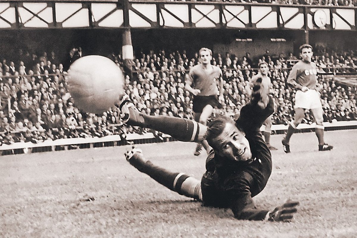 «Если мое имя и осталось в футболе, то обязан я этим не матери-природе и не счастливым генам, а прежде всего тем, кто составлял среду, в которой я рос и воспитывался, тем, кто учил меня работать и играть в футбол».